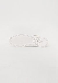 Baltas sporta apavu zole ar teksturētu saķeri, ar apļveida logotipu un smalkiem šuvju elementiem. Gluda gumijas materiāla struktūra, plakana forma.