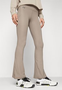 Under Armour MOTION FLARE PANT - Legíny - taupe dusk/black