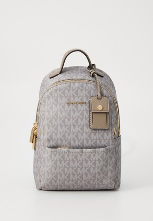 Rucsac gri Michael Kors cu un model logo MK pe toată suprafața, accesorii aurii, închidere cu fermoar, buzunar frontal și mână de transport superior.