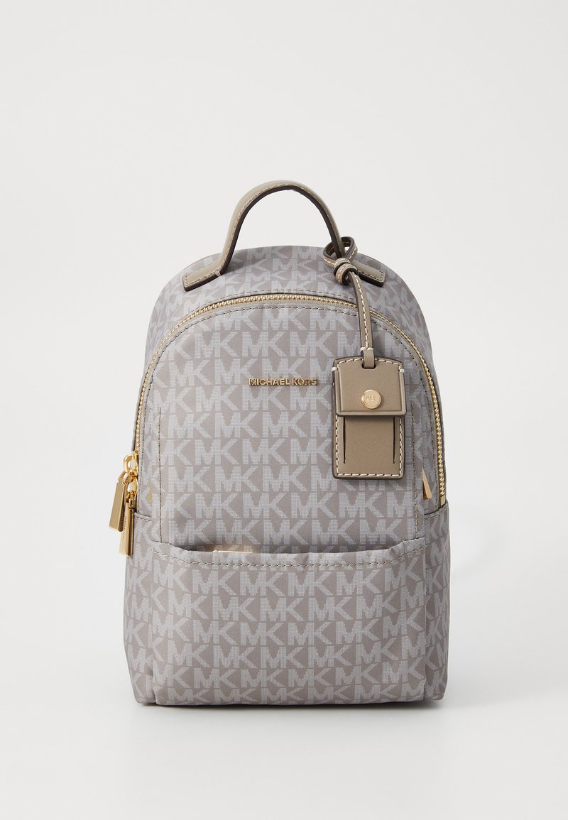 Zaino grigio Michael Kors con motivo MK in tutta la superficie, hardware dorato, chiusura a zip, tasca frontale e maniglia superiore per il trasporto.