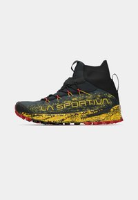 Săndale de alergare pe traseu cu vârf înalt, cu un superior negru, talpă presărată cu galben și roșu, șireturi negre cu accente roșii și galbene, numele brandului pe lateral.