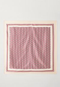 Foulard en soie présentant un motif géométrique en bordeaux et crème, bordé de deux lignes rouges. Texture lisse avec une forme carrée.