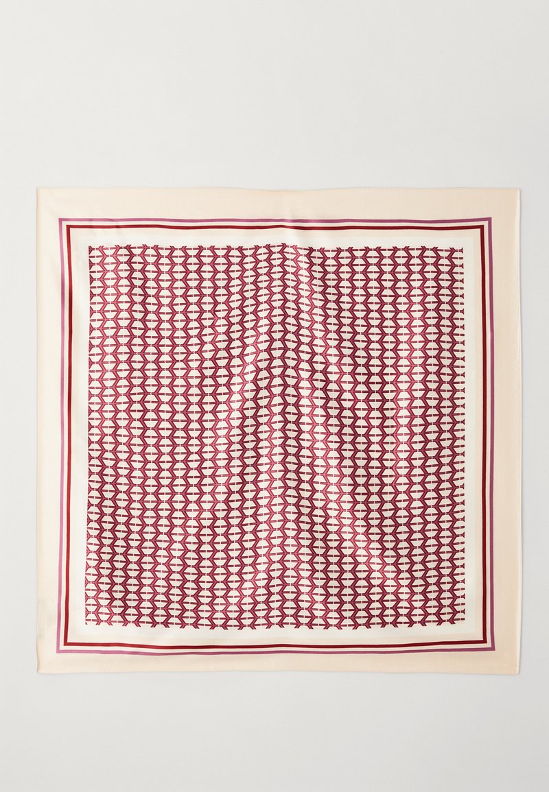 Foulard en soie présentant un motif géométrique en bordeaux et crème, bordé de deux lignes rouges. Texture lisse avec une forme carrée.