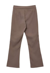 Pantalons marron sur mesure avec une texture lisse, une coupe droite et des plis subtils à la taille pour un détail supplémentaire.