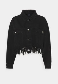 Svart denimkorta jacka med knapprad framtill, två bröstfickor och fransad nederkant. Silverfärgade metallaccenter. Lätt tygstruktur.