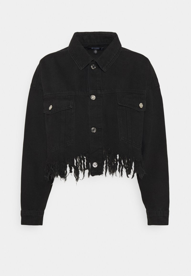 Svart denimkorta jacka med knapprad framtill, två bröstfickor och fransad nederkant. Silverfärgade metallaccenter. Lätt tygstruktur.