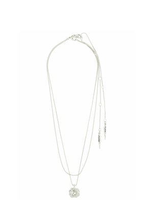 Collier multi-couches en argent avec un pendentif floral complexe et des accents de chaîne allongés. Texture élégante avec une finition réfléchissante.