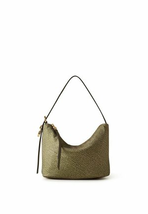 Petit sac à main vert olive avec un motif texturé, une seule bandoulière et une fermeture éclair avec une longue languette.