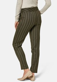 Groene gestreepte broek met een hoge tailleband, met bruine en blauwe strepen, zachte textuur en een slim fit tot aan de enkel.
