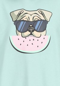 Camicetta azzurra chiara a maniche corte con un cane dei cartoni animati che indossa occhiali da sole, mentre tiene in mano una fetta di anguria rosa con semi neri.