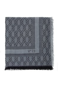 Coperta grigia tessuta con un motivo geometrico, caratterizzata da bordi frangiati e un logo stilizzato, il tutto in diverse tonalità di grigio.