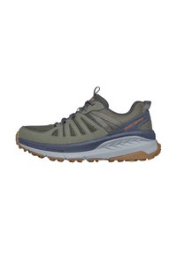 Zapato deportivo masculino con parte superior de malla transpirable en verde, acentos en azul y gris, suela marrón rugosa y un diseño ligero y distintivo.