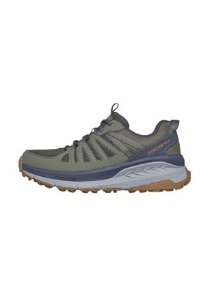 Zapato deportivo masculino con parte superior de malla transpirable en verde, acentos en azul y gris, suela marrón rugosa y un diseño ligero y distintivo.