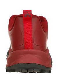 Des chaussures de randonnée rouges présentent un dessus lisse avec un mesh texturé, un talon renforcé avec une languette de traction, et une semelle noire robuste pour une meilleure adhérence.
