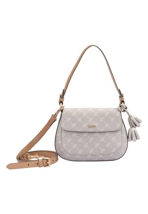 Lichtgrijze crossbodytas met beige verstelbare riem, reliëfpatroon, flapsluiting, gouden "JOOP!" logo en twee kwastbedels aan de zijkant.