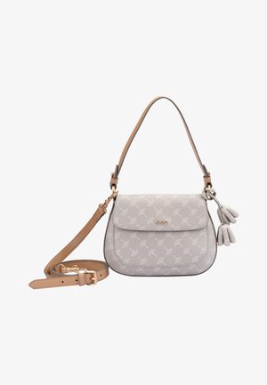 Lysegrå skuldertaske med beige justerbar rem, præget mønster, klaplås, gyldent "JOOP!"-logo og to kvastvedhæng på siden.