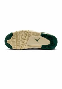 Suola di scarpa da basket con accento in gomma verde, intersuola beige testurizzata, logo circolare e motivo complesso del battistrada per la trazione.