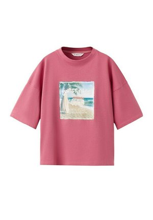 Ružové oversized tričko s plážovou grafikou zobrazujúcou palmy, surfové prkno a dodávku s nápisom „Sunset Tales“.