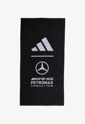 Zwarte handdoek met witte logo's: drie diagonale strepen, een Mercedes-Benz-ster en de tekst "AMG PETRONAS FORMULA 1 TEAM" in vetgedrukte letters.
