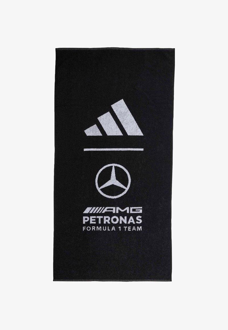 Serviette noire avec des logos blancs : trois bandes diagonales, une étoile Mercedes-Benz, et le texte "AMG PETRONAS FORMULA 1 TEAM" en lettres grasses.