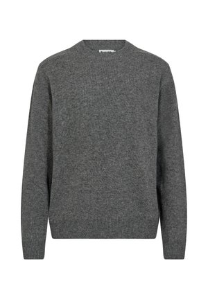Suéter gris de punto con cuello redondo, mangas largas y dobladillo acanalado. Textura suave; sin patrones ni adornos visibles.