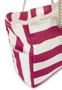 Canvas-Shopper mit horizontalen rosa und weißen Streifen, einem Seilgriff und einer Außentasche auf einer Seite. Robustes und geräumiges Design.