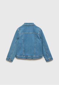 Džínová bunda světle modré barvy, s klasickým límcem, dlouhými rukávy a zadním švem. Detaily s kontrastním stehem a knoflíkovou výbavou.
