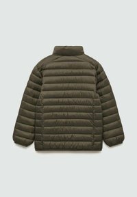 Olivgrön puffjacka med hög krage, horisontell quiltad design och elastiska muddar. Materialet verkar slätt och isolerat.