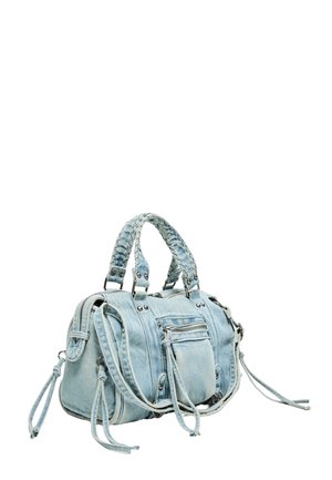 Svetlomodrá rifľová kabelka s pletenými rukoväťami, predným vreckom so zipsom, bočnými vreckami a dlhými dekoratívnymi koženými strapcami na bielom pozadí.