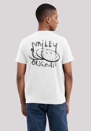 Weißes Baumwoll-T-Shirt mit einem auffälligen schwarzen Grafikdruck, der den Text "smiley ORIGINALS" und drei Smileys auf dem Rücken zeigt. Lässige Passform.