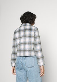 ONLY Petite ONLLOU CHECK JACKET - Casaco de verão - pumice stone