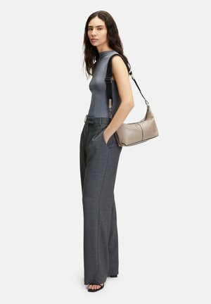 Graues ärmelloses Top, maßgeschneiderte graue weit geschnittene Hose und eine beige Schultertasche mit schwarzem Schulterriemen, die eine glatte Textur aufweist.