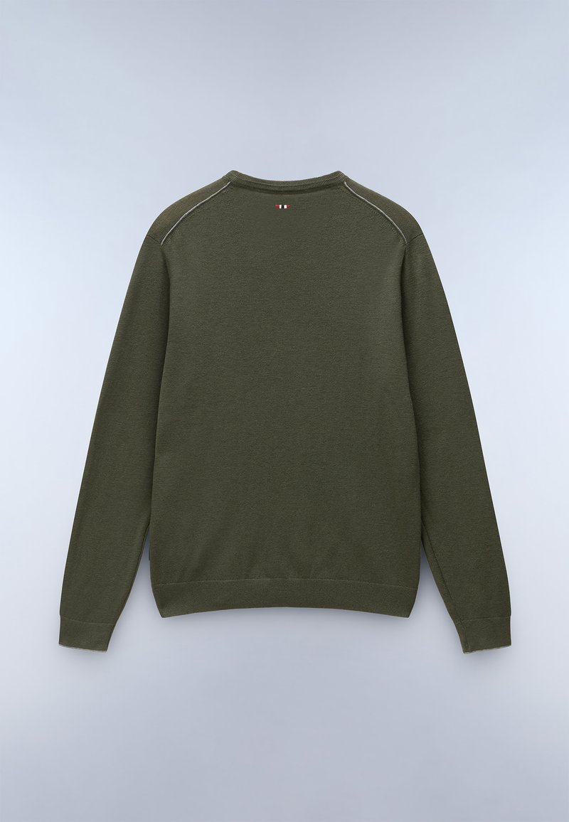 Felpa verde con maniche lunghe, collo a giro. Presenta un orlo e polsini a costine. Ha un piccolo tag a righe sul retro del collo.