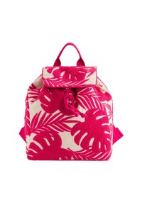 Mochila multicolor con base color crema y bordado de hojas tropicales en rosa brillante, con cierre de solapa y correas ajustables.