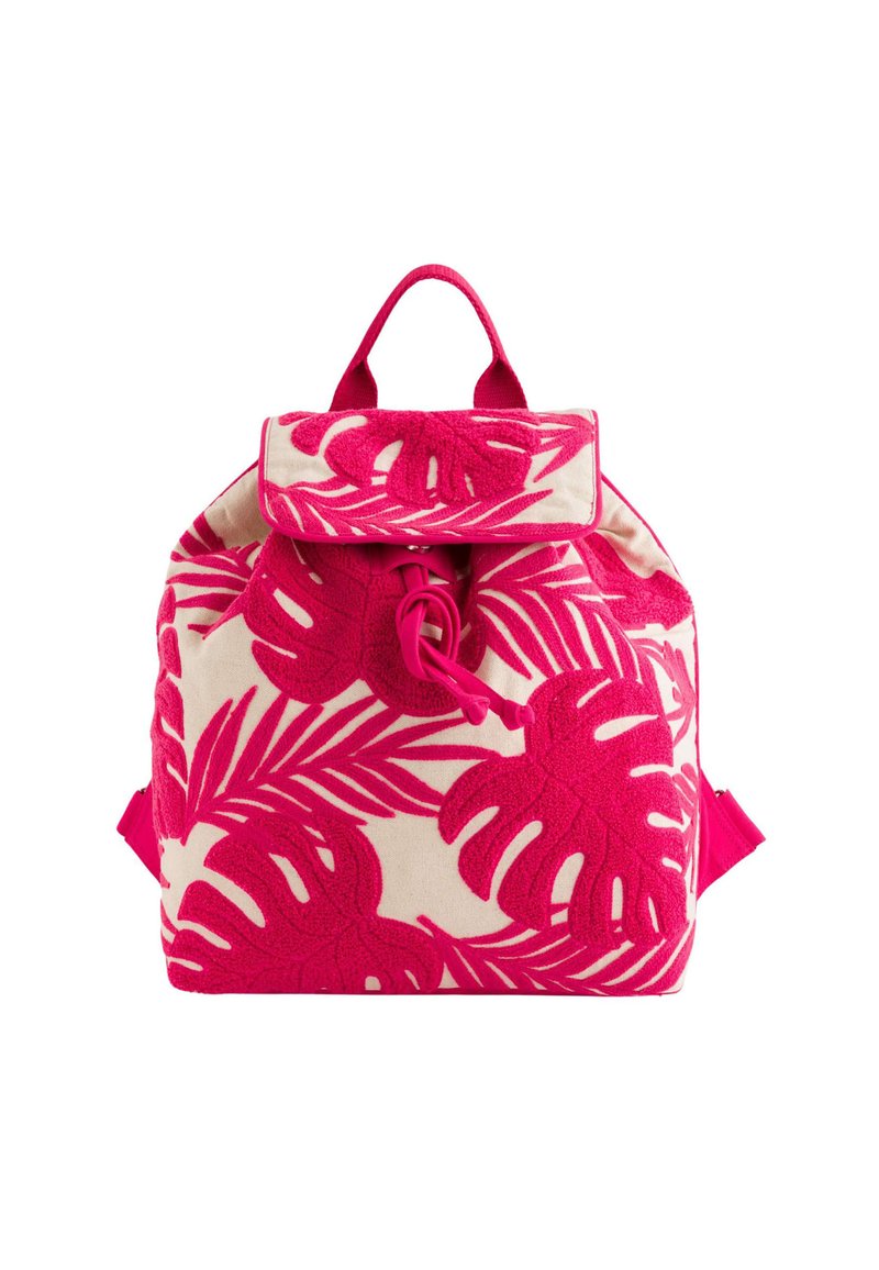 Mochila multicolor con base color crema y bordado de hojas tropicales en rosa brillante, con cierre de solapa y correas ajustables.
