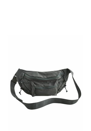 Borse a fanny pack in tessuto grigio con più tasche con zip, tracolla regolabile e dettagli elastici. Forma arrotondata e superficie texturizzata.