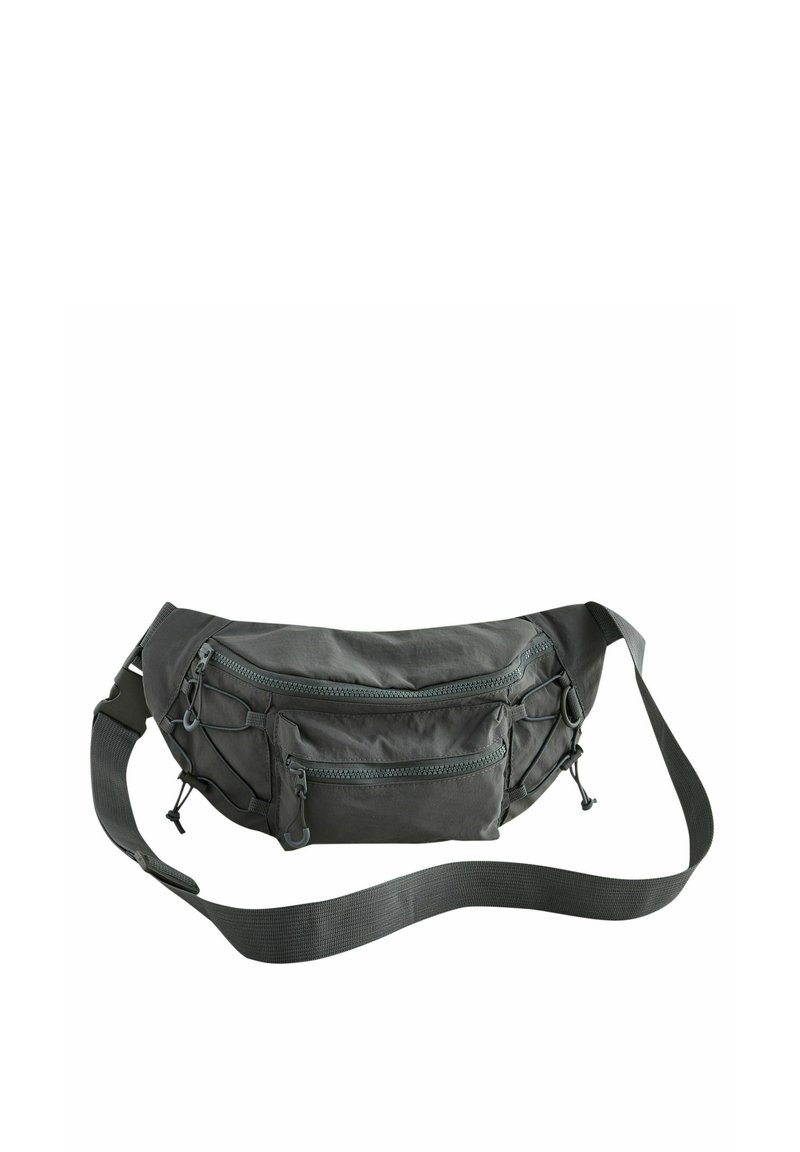 Borse a fanny pack in tessuto grigio con più tasche con zip, tracolla regolabile e dettagli elastici. Forma arrotondata e superficie texturizzata.