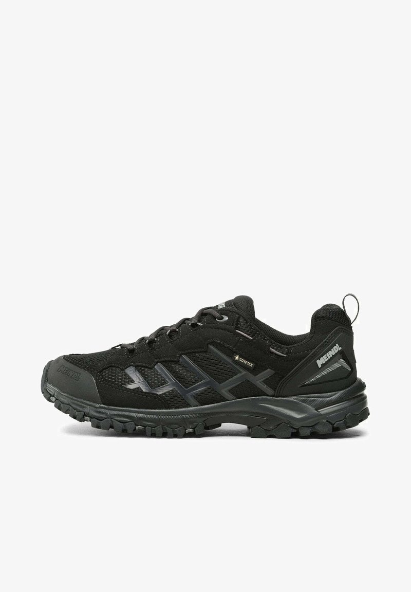 Zwarte buitenschoenen met een bovenwerk van mesh, rubberen zool en Gore-Tex-accenten. Voorzien van een vetersysteem en een textuur met grip.