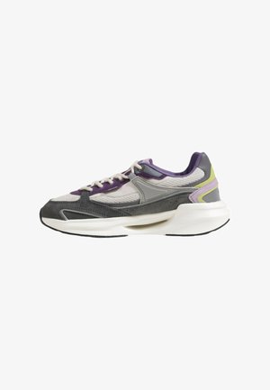 Sneakers che combinano camoscio grigio, mesh e accenti viola; suola bianca arrotondata con battistrada nera testurizzata. Dettagli di cucitura in contrasto.