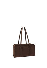 Brązowa torebka z zamszu w kształcie prostokąta, z dwiema długimi rączkami, zamknięciem na zamek błyskawiczny i wytłoczonym logo z przodu.