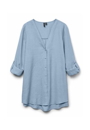 Blouse bleu clair à boutons en tissu texturé. Présente un décolleté en V, des manches retroussées et un ourlet arrondi pour un ajustement décontracté.