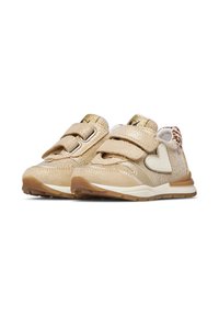 Zapatillas doradas y beige con parte superior texturizada, acento en forma de corazón, dos correas de Velcro y suela de goma. Detalle de estampado de leopardo en la parte trasera.