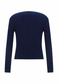 Mörkblå ribbad långärmad tröja med hög, rundad halsringning och figurnära passform; textiler med subtila vertikala linjer.