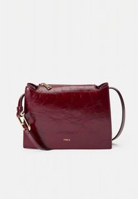 Vinröd skinnväska med axelrem, texturerad yta, guldfärgade detaljer, dragkedja och avtagbar rem; har en minimalistisk design.