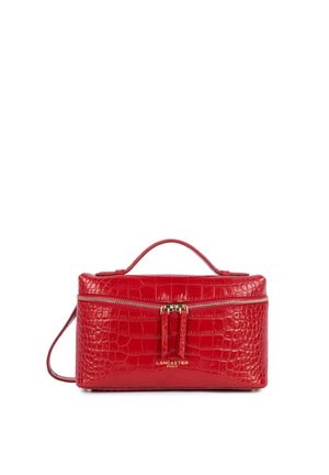 Sac à main rectangulaire rouge avec texture crocodile, fermeture éclair dorée, poignée supérieure et petit logo doré Lancaster Paris à l’avant.