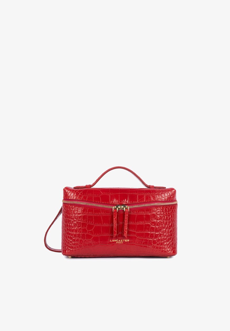 Sac à main rectangulaire rouge avec texture crocodile, fermeture éclair dorée, poignée supérieure et petit logo doré Lancaster Paris à l’avant.