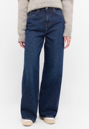 Blauwe wijde spijkerbroek van denim, met een hoge taille, vijf-pocket ontwerp en zichtbare stiksels. Gecombineerd met een lichtgekleurde trui.