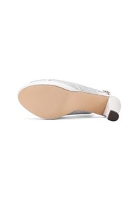 Zapato slingback blanco con una parte superior de malla plateada texturizada, puntera redondeada y un tacón bajo. La suela es lisa con un diseño antideslizante.