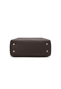 Borsa rettangolare marrone in pelle con superficie liscia, dotata di due rivetti rotondi in metallo color oro su entrambi i lati.