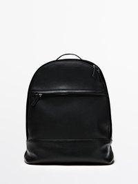 Zwart leren rugzak met een gestructureerd oppervlak, afgeronde vorm, bovenste handgreep, voorvak met ritssluiting en een glad gedeelte aan de onderkant.